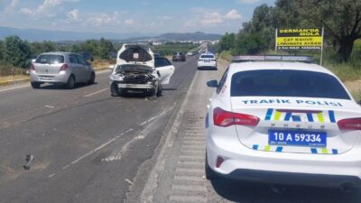 Balıkesir’in Gömeç ilçesinde iki otomobilin çarpışması sonucu meydana gelen trafik