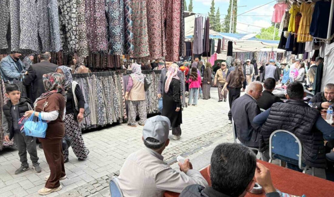 Manisa’nın Gördes ilçesinde Kurban Bayramı’na sayılı günler kala ilçe pazarında