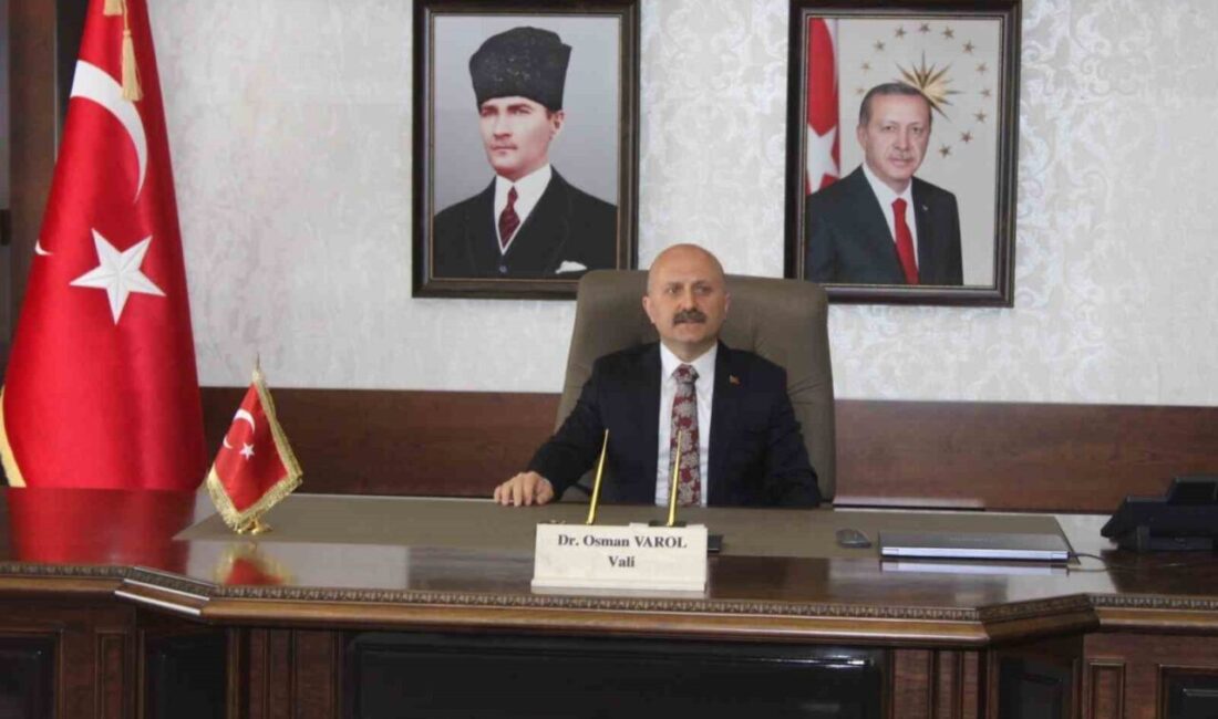 Aydın Valisi Dr. Osman Varol, göreve başlaması dolayısıyla kendisine çiçek