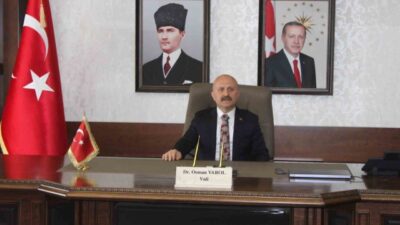 Aydın Valisi Dr. Osman Varol, göreve başlaması dolayısıyla kendisine çiçek