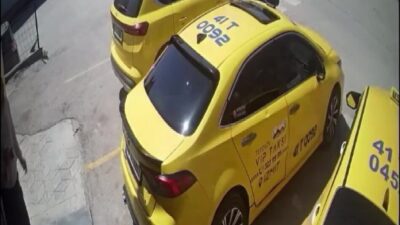 Kocaeli’nin İzmit ilçesinde beyaz bastonuyla yaya geçidinden yolun karşısına geçmeye