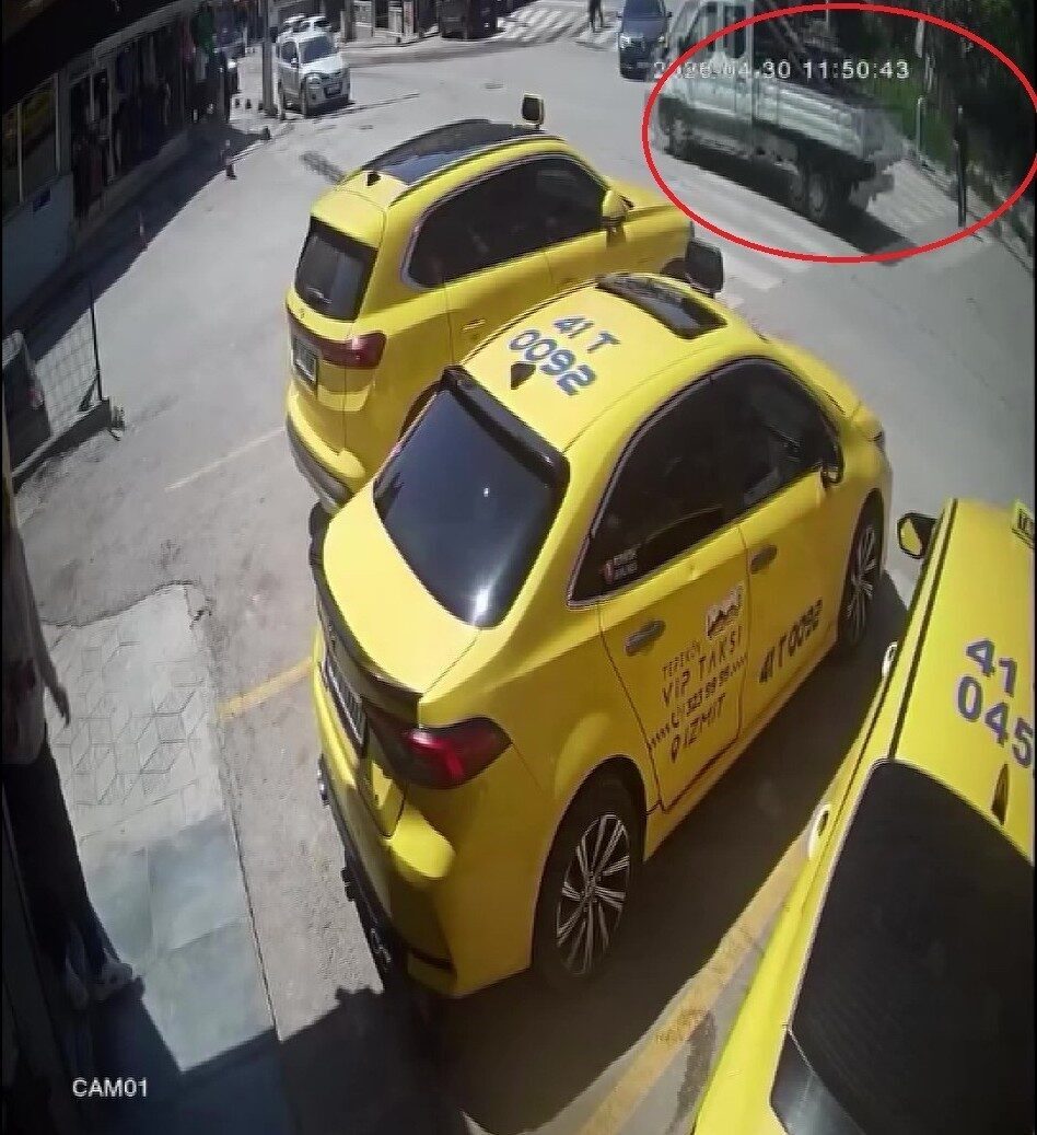 Kocaeli’nin İzmit ilçesinde beyaz bastonuyla yaya geçidinden yolun karşısına geçmeye
