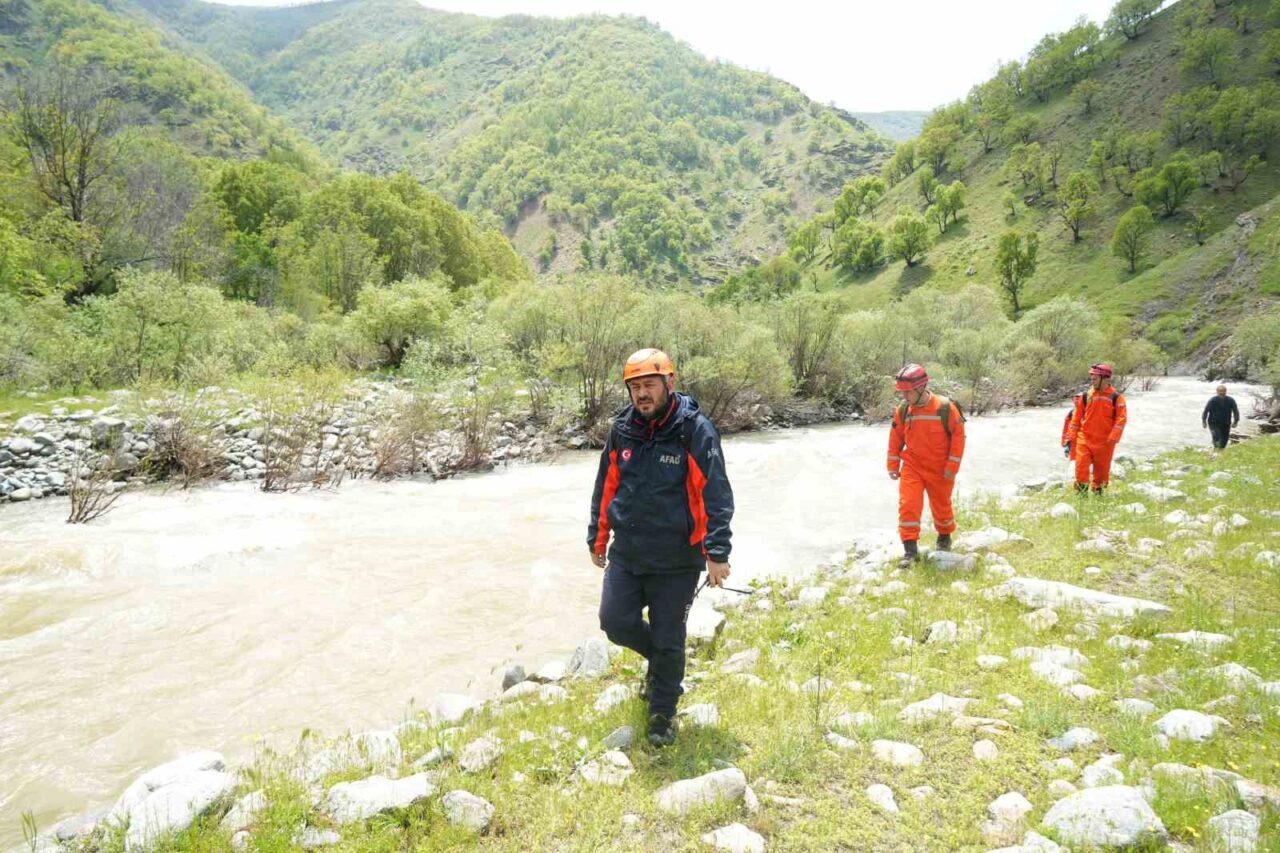 Muş’un Cevizlidere köyünde çaya düşerek kaybolan Gülsima Yıldız’ı arama çalışmaları,