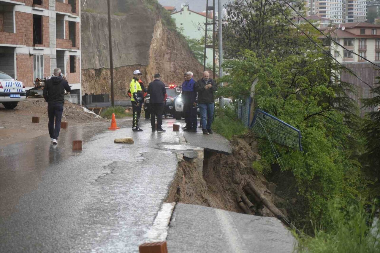 Gümüşhane’de etkili olan aşırı yağışların ardından yol çöktü, bölge trafiğe