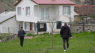Gümüşhane’de baharda kış uykusundan uyanan ayılar yaylalardan sonra köyleri mesken