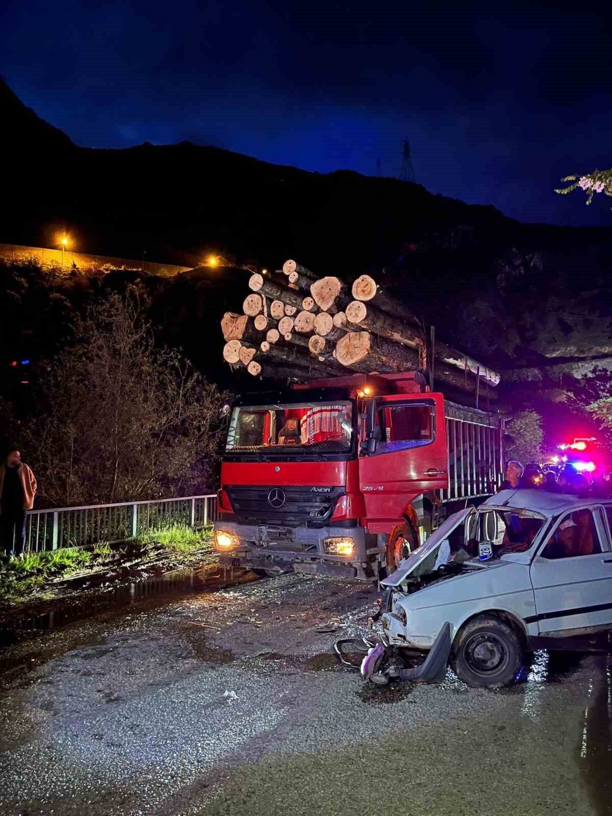 Gümüşhane’nin Kürtün ilçesinde otomobil ile tomruk yüklü kamyonun köprü girişinde