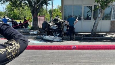 Gürcistan’ın doğusunda bulunan Gardabani kentinde ağaca çarpan otomobilin hurdaya döndüğü