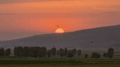 Bitlis’in Güroymak ilçesine bağlı Gölbaşı beldesi, akşam saatlerinde büründüğü kızıl