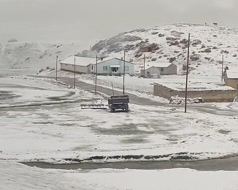 Van’ın Gürpınar ilçesinde sabah saatlerinde lapa lapa yağan kar, yaza