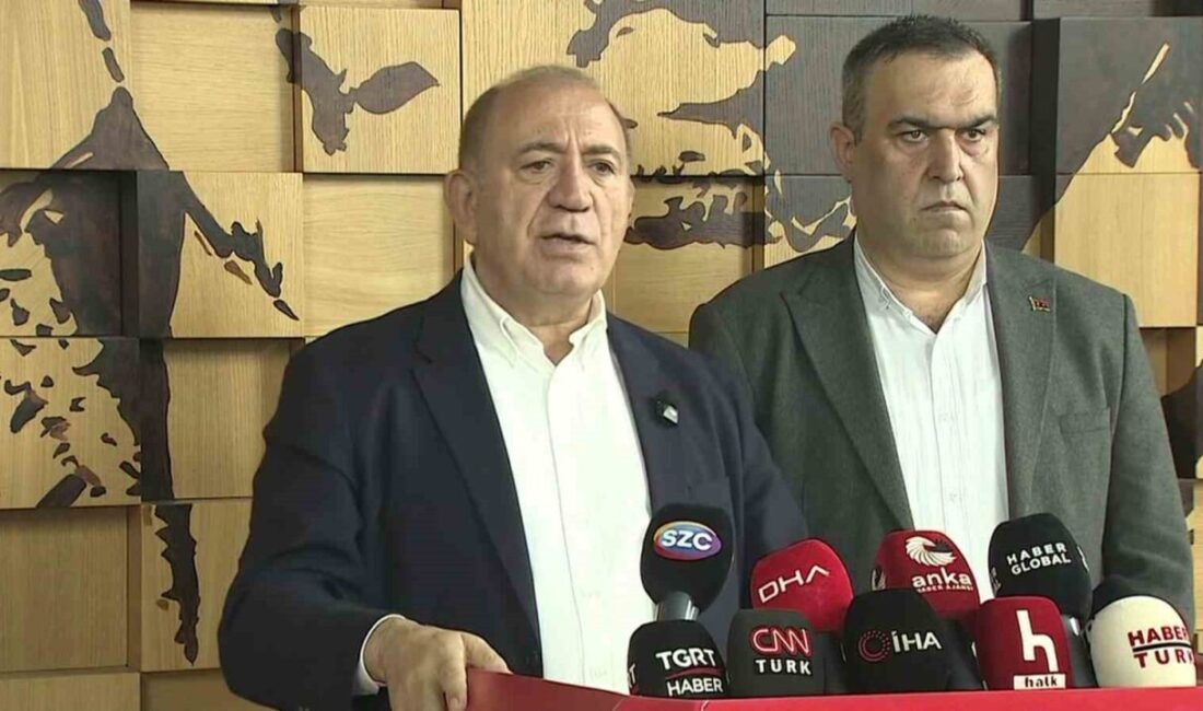 Cumhuriyet Halk Partisi İstanbul İl Başkanlığı binasında açıklama yapan Gürsel