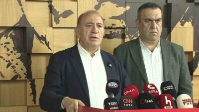 Cumhuriyet Halk Partisi İstanbul İl Başkanlığı binasında açıklama yapan Gürsel