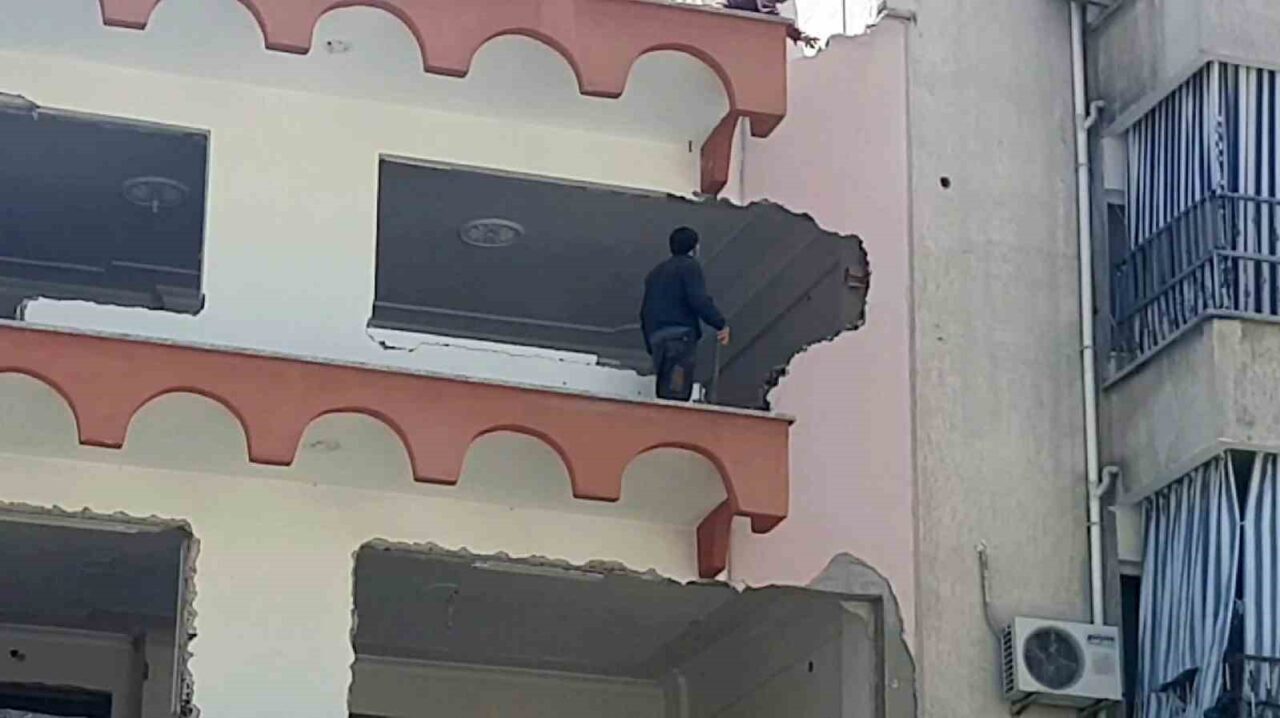 Merkezefendi ilçesinde hiçbir güvenlik önlemi alınmadan gerçekleştirilen bina yıkımı sırasında