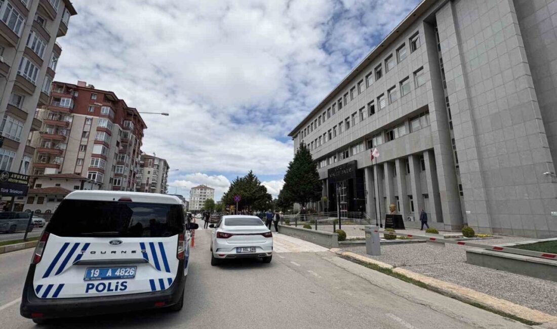 Çorum’da bir güzellik salonunda ödeme sırasında müşterilerin oyalanarak cep telefonlarından