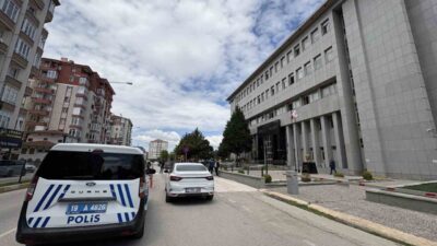 Çorum’da bir güzellik salonunda ödeme sırasında müşterilerin oyalanarak cep telefonlarından