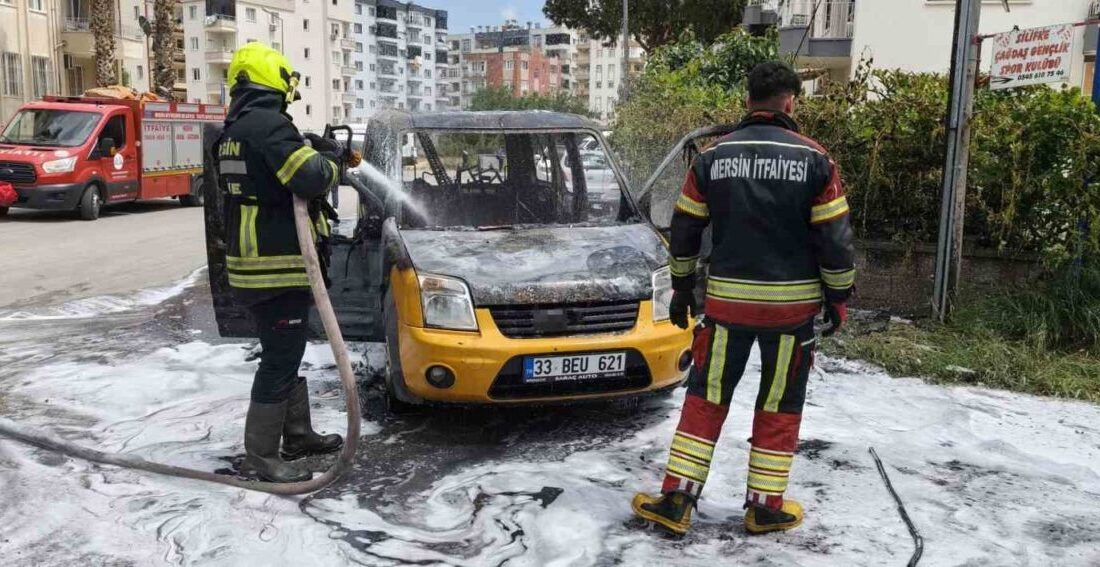 Mersin’in Silifke ilçesinde hafif ticari araç alev alev yanarak kullanılamaz