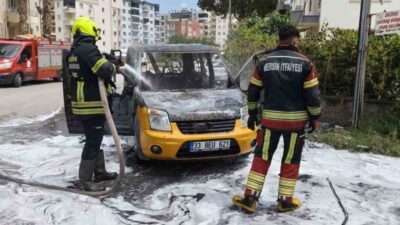 Mersin’in Silifke ilçesinde hafif ticari araç alev alev yanarak kullanılamaz
