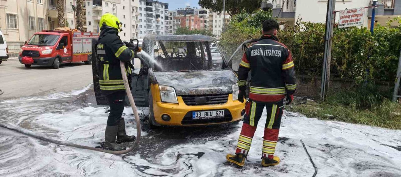 Mersin’in Silifke ilçesinde hafif ticari araç alev alev yanarak kullanılamaz