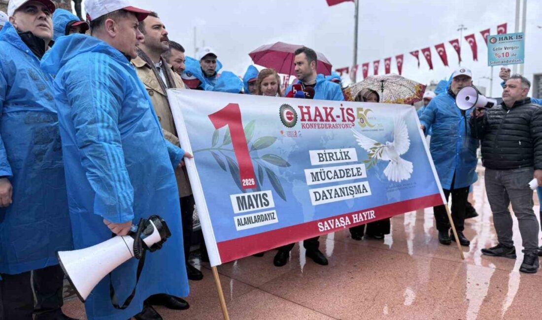 Hak İşçi Sendikaları Konfederasyonu (HAK-İŞ) üyeleri, Taksim Meydanı’nda bulunan Cumhuriyet