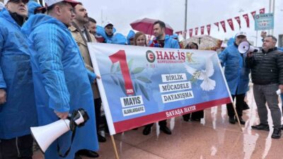 Hak İşçi Sendikaları Konfederasyonu (HAK-İŞ) üyeleri, Taksim Meydanı’nda bulunan Cumhuriyet