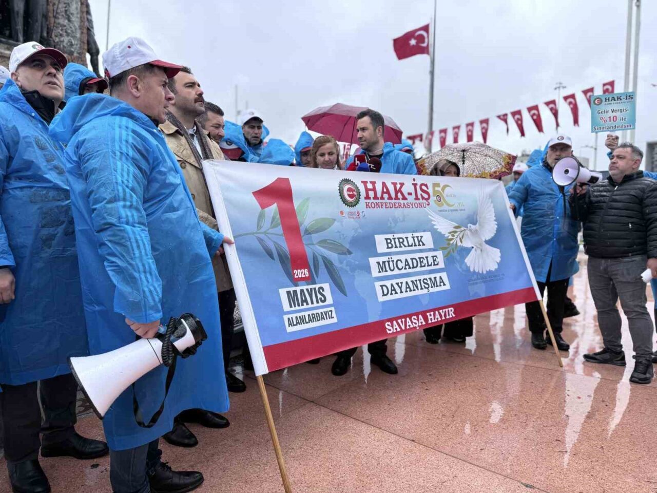 Hak İşçi Sendikaları Konfederasyonu (HAK-İŞ) üyeleri, Taksim Meydanı’nda bulunan Cumhuriyet