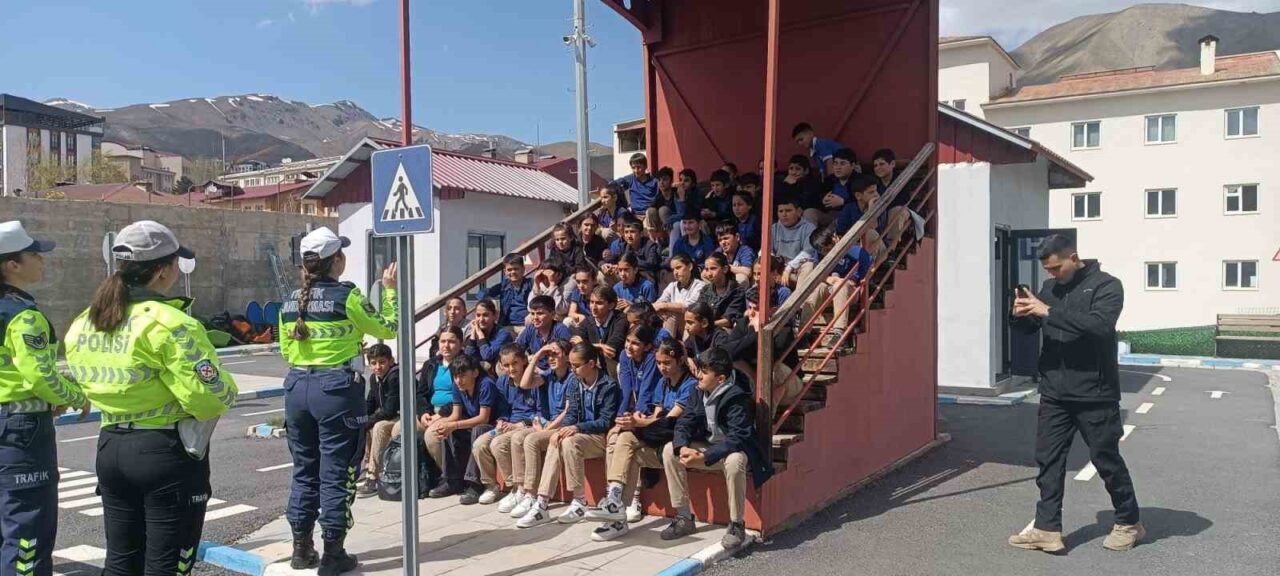 Hakkari Emniyet Müdürlüğü Trafik Tescil ve Denetleme Şube Müdürlüğü ekiplerince