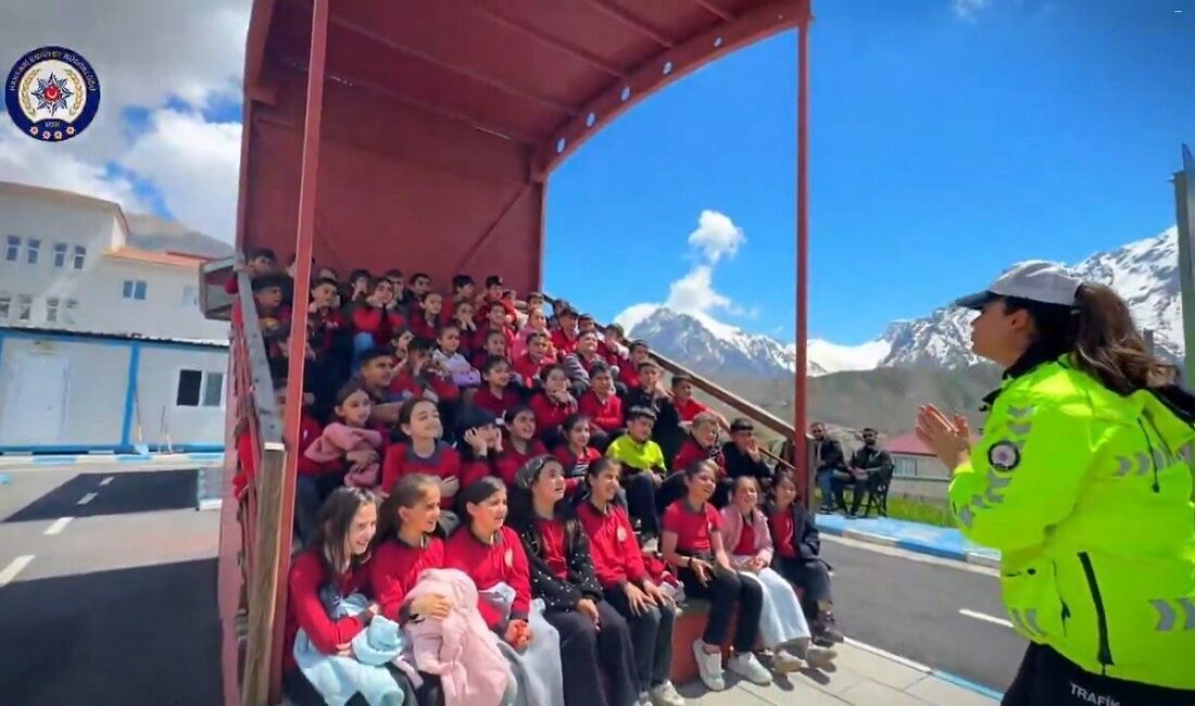 HAKKARİ (İHA) – hakkari’de polis ekipleri, trafik haftası nedeniyle öğrencilerine