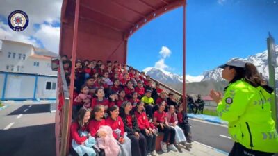 HAKKARİ (İHA) – hakkari’de polis ekipleri, trafik haftası nedeniyle öğrencilerine