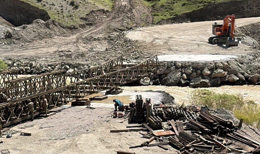 Hakkari-Van kara yolunda meydana gelen heyelan nedeniyle ulaşıma kapanan bölgede,