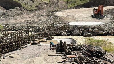 Hakkari-Van kara yolunda meydana gelen heyelan nedeniyle ulaşıma kapanan bölgede,