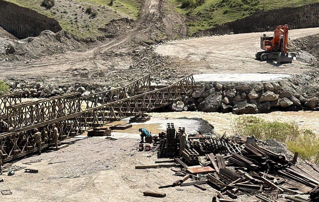 Hakkari-Van kara yolunda meydana gelen heyelan nedeniyle ulaşıma kapanan bölgede,