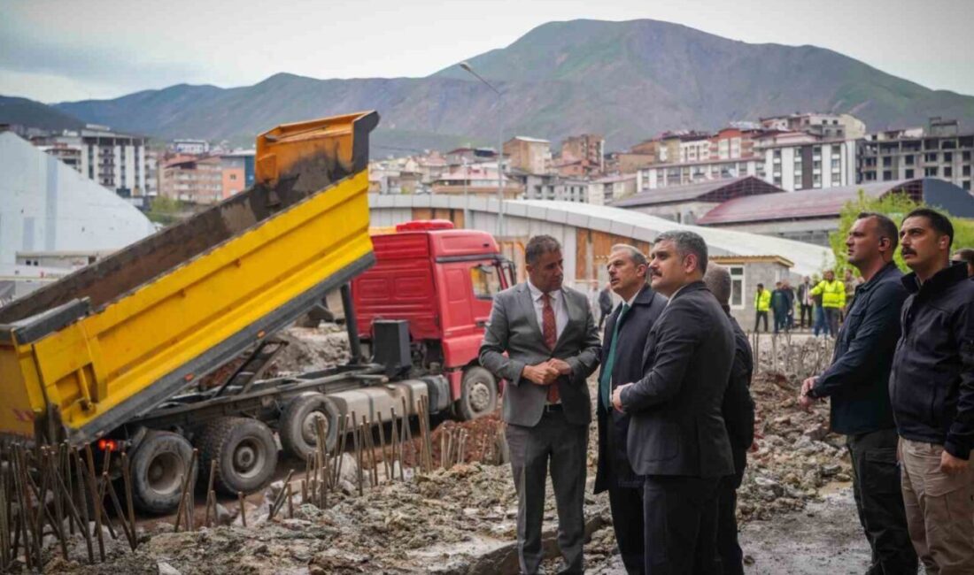 Hakkari Valisi İbrahim Taşyapan, tahliye edilen binaların bulunduğu alanda incelemelerde