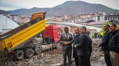 Hakkari Valisi İbrahim Taşyapan, tahliye edilen binaların bulunduğu alanda incelemelerde