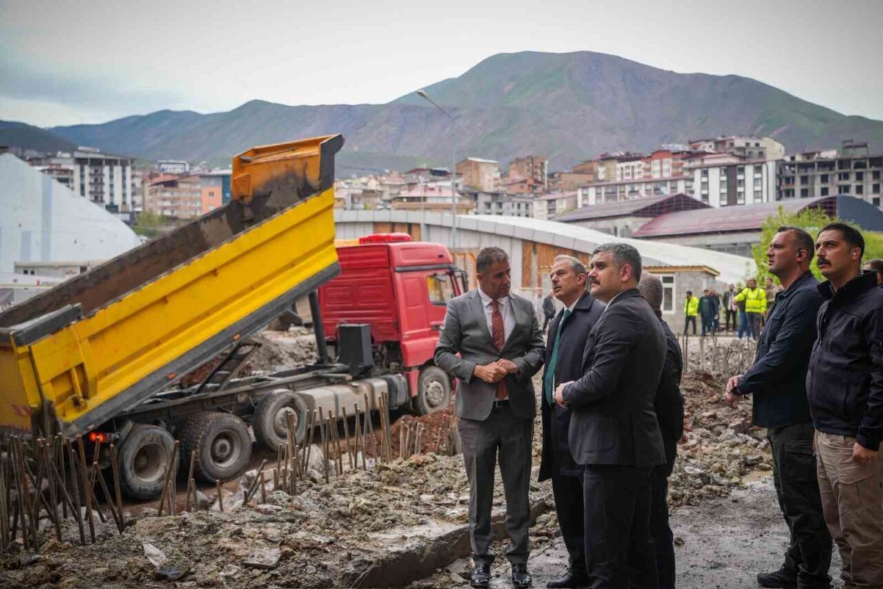 Hakkari Valisi İbrahim Taşyapan, tahliye edilen binaların bulunduğu alanda incelemelerde