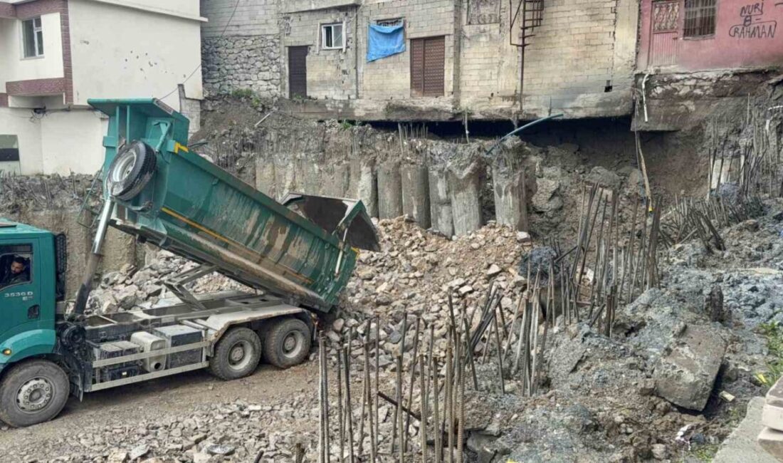 Hakkari’de toplum sağlığı merkezinin temel kazısı sonrası meydana gelen zemin