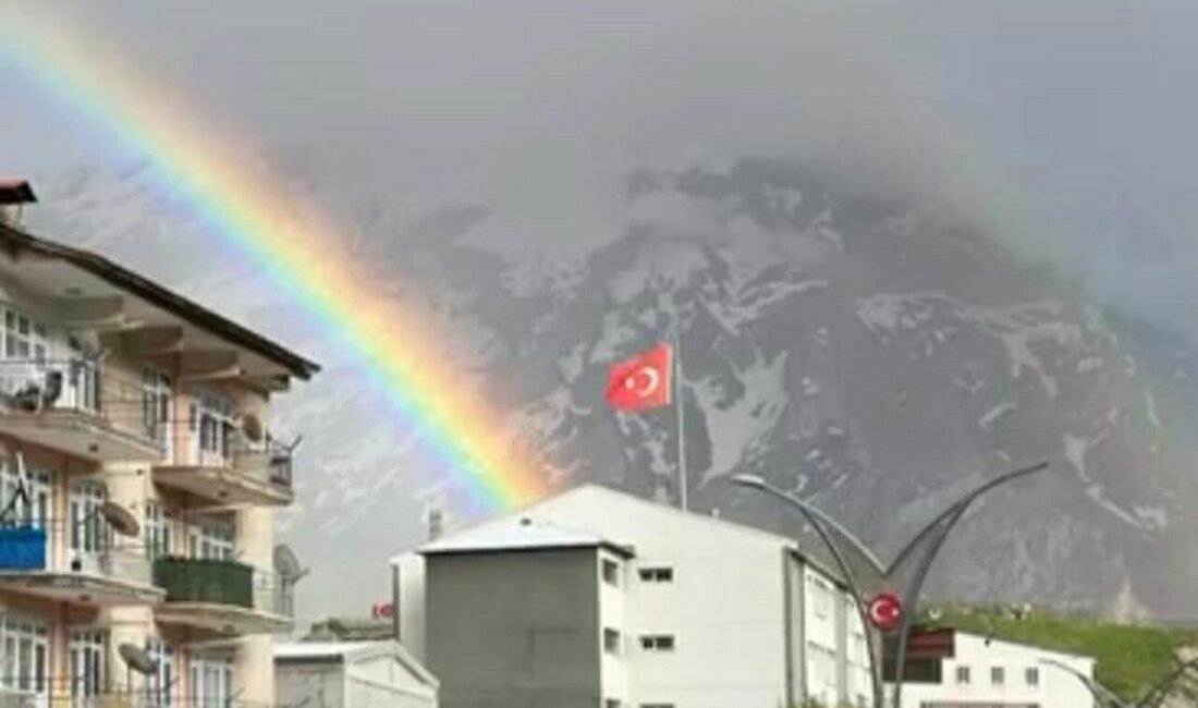 Hakkari’de etkili olan yağışların ardından ortaya çıkan gökkuşağı, şehir merkezinde