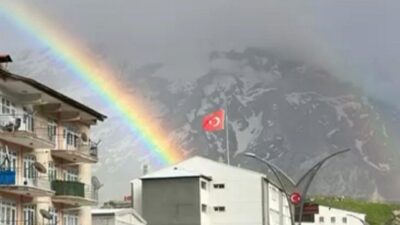 Hakkari’de etkili olan yağışların ardından ortaya çıkan gökkuşağı, şehir merkezinde