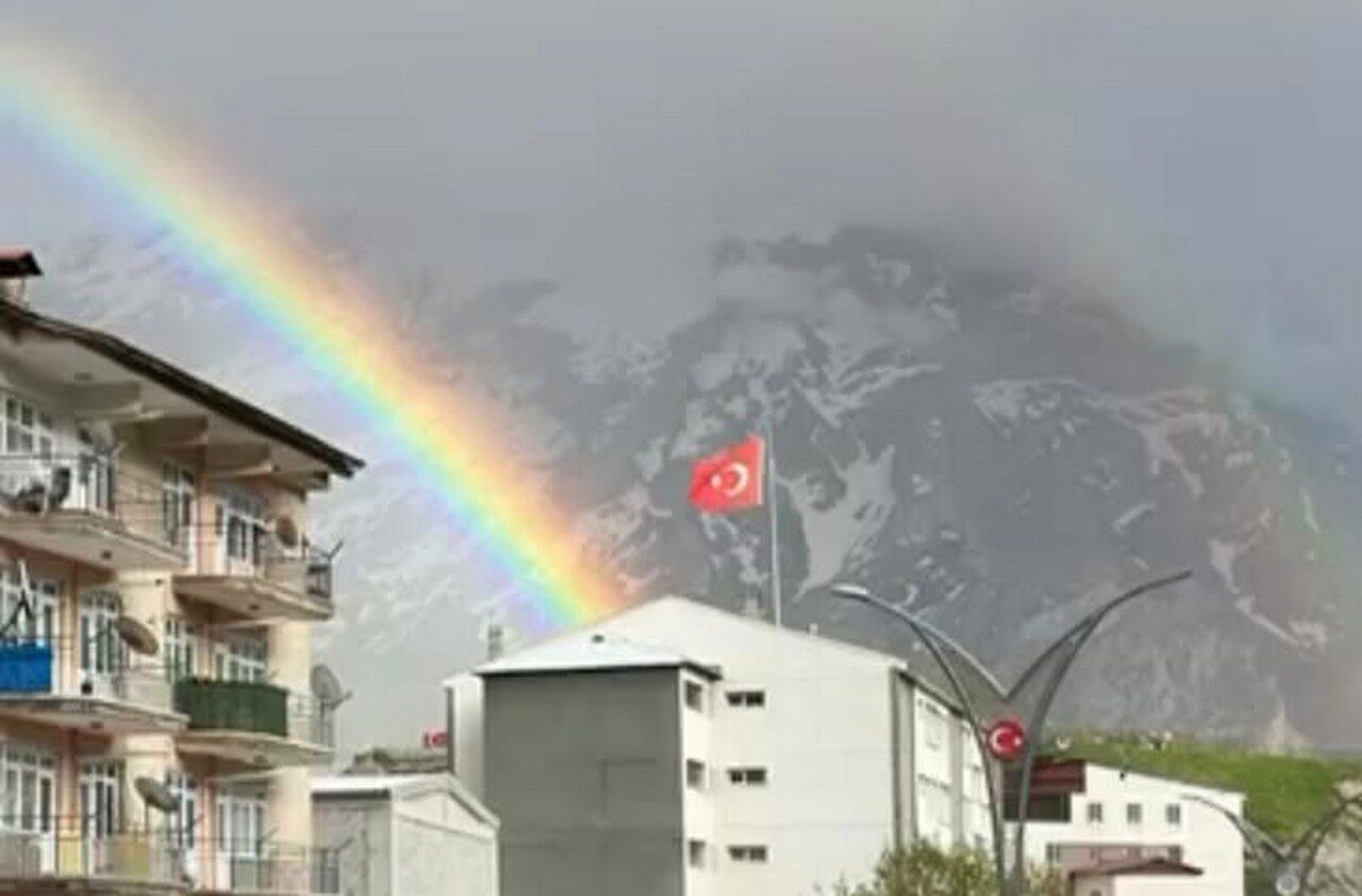 Hakkari’de etkili olan yağışların ardından ortaya çıkan gökkuşağı, şehir merkezinde