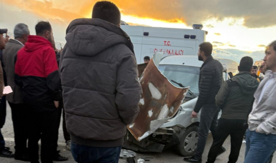 Hakkari’nin Yüksekova ilçesinde üç hafif ticari aracın karıştığı zincirleme trafik