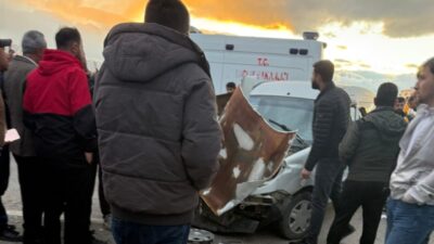 Hakkari’nin Yüksekova ilçesinde üç hafif ticari aracın karıştığı zincirleme trafik