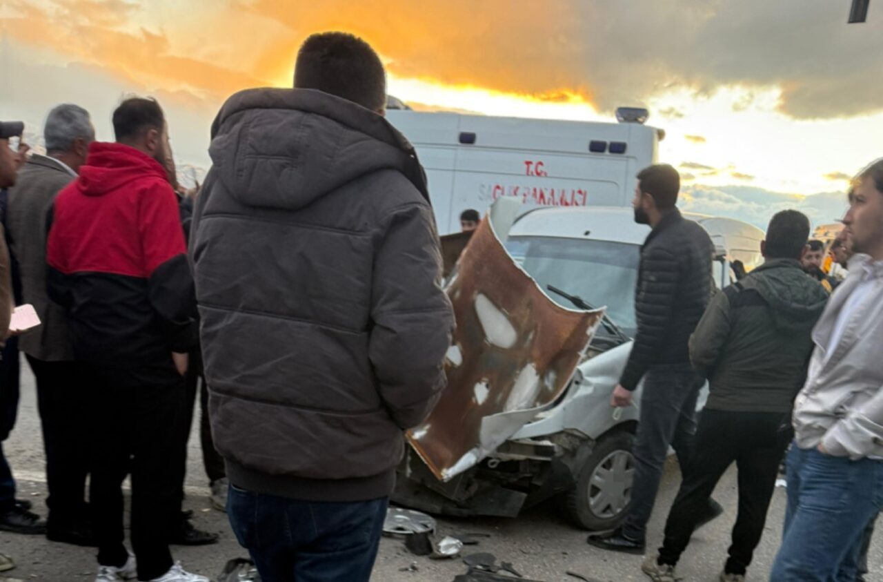 Hakkari’nin Yüksekova ilçesinde üç hafif ticari aracın karıştığı zincirleme trafik