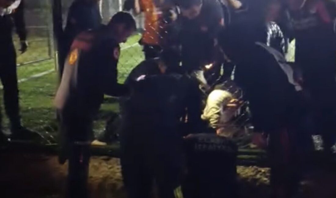 Elazığ’da halısahada maç yaparken bir şahsın koluna tel girdi. Tel