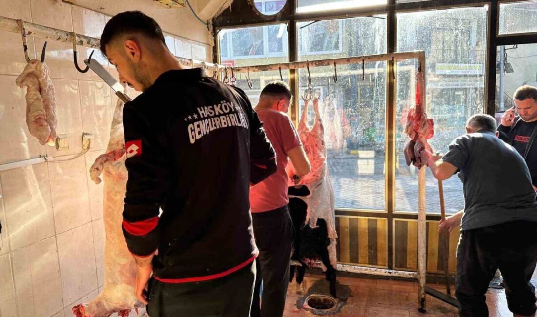 MUŞ (İHA) – Muş’un Hasköy ilçesinde vatandaşlar, bayram namazının ardından