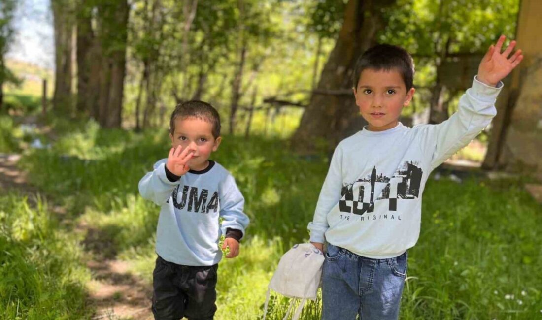 Muş’un Hasköy ilçesinde Kurban Bayramı dolayısıyla çocuklar mahalle mahalle dolaşarak