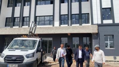 Hassa Kaymakamı Safa Kahraman, ilçede yapımı süren kamu yatırımlarını yerinde