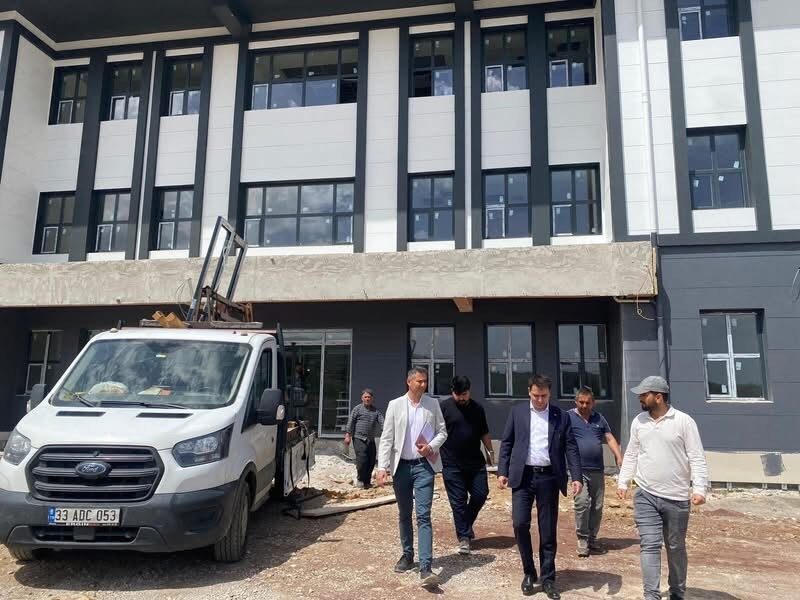 Hassa Kaymakamı Safa Kahraman, ilçede yapımı süren kamu yatırımlarını yerinde