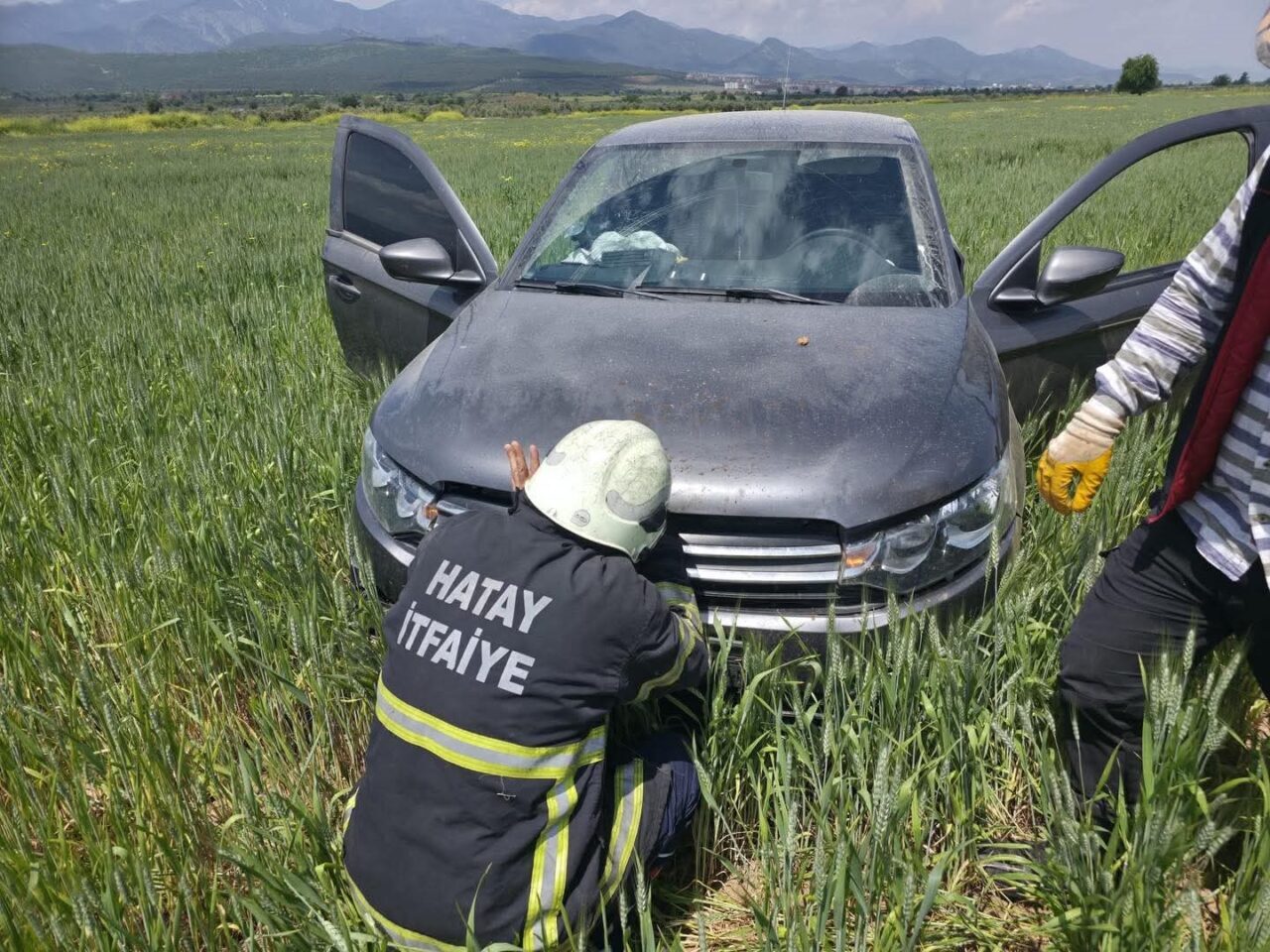 Hatay’da sürücüsünün kontrolünü kaybetmesiyle tarlaya uçan otomobilin sürücüsü yaralandı. Kaza;