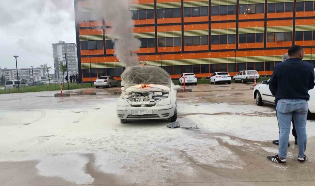 Osmaniye’nin Düziçi ilçesinde hastane otoparkında park halindeki otomobil alevlere teslim
