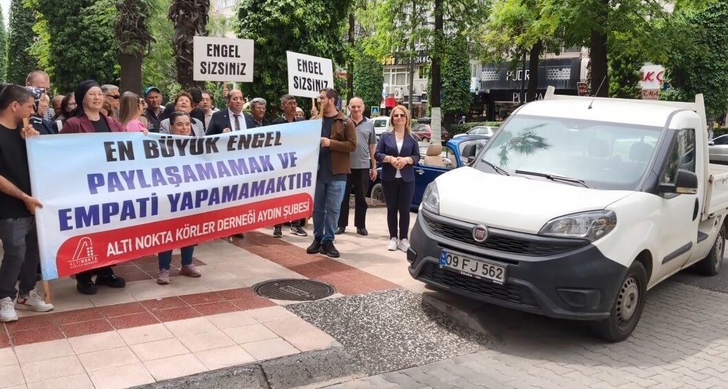 Aydın’da 10-16 Mayıs Engelliler Haftası’nda düzenlenen yürüyüşe katılan görme engelliler,