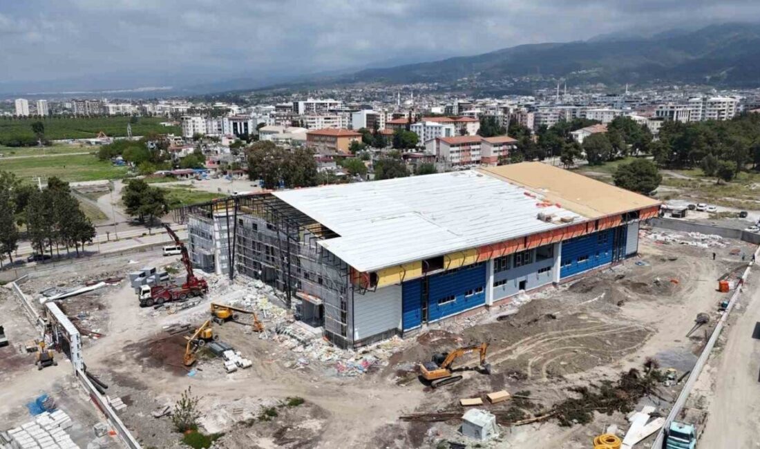 Hatay Büyükşehir Belediye Başkanı Mehmet Öntürk, Dörtyol ilçesinde yapımı süren