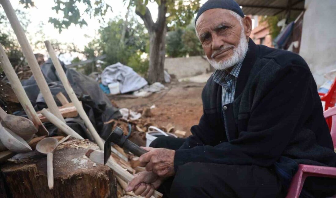 Hatay’ın Kırıkhan ilçesinde dağdan topladığı ağaç dallarını makine kullanmadan kaşığa